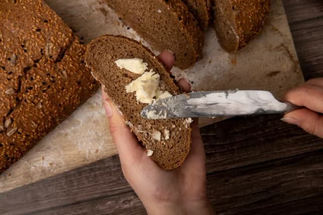 Ile kcal ma kromka chleba z masłem? Zaskakujące fakty i wartości kaloryczne Ile kcal ma kromka chleba z masłem? Zaskakujące fakty i wartości kaloryczne