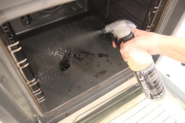 Perfekcyjna pani domu: skuteczne sposoby na czyszczenie piekarnika Perfekcyjna pani domu: skuteczne sposoby na czyszczenie piekarnika