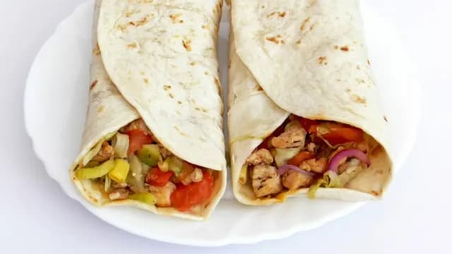 Ile kalorii ma tortilla z kurczakiem? Sprawdź, co wpływa na wartość kaloryczną. Ile kalorii ma tortilla z kurczakiem? Sprawdź, co wpływa na wartość kaloryczną.