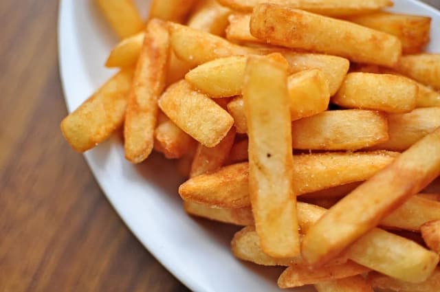 Jak smażyć frytki w piekarniku, aby były chrupiące i pyszne? Jak smażyć frytki w piekarniku, aby były chrupiące i pyszne?