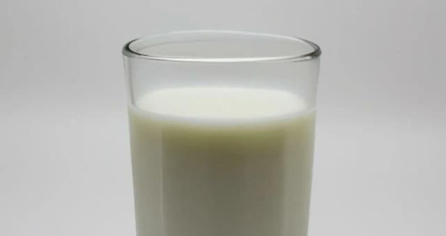 Ile kcal ma szklanka mleka? Zaskakujące różnice między rodzajami mleka Ile kcal ma szklanka mleka? Zaskakujące różnice między rodzajami mleka