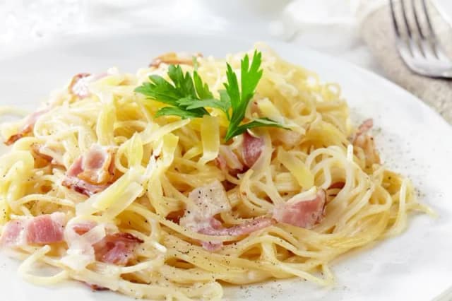Carbonara ile kcal: jakie składniki wpływają na kaloryczność? Carbonara ile kcal: jakie składniki wpływają na kaloryczność?
