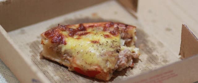 Ile kcal ma kawałek pizzy? Zaskakujące różnice w kaloryczności! Ile kcal ma kawałek pizzy? Zaskakujące różnice w kaloryczności!