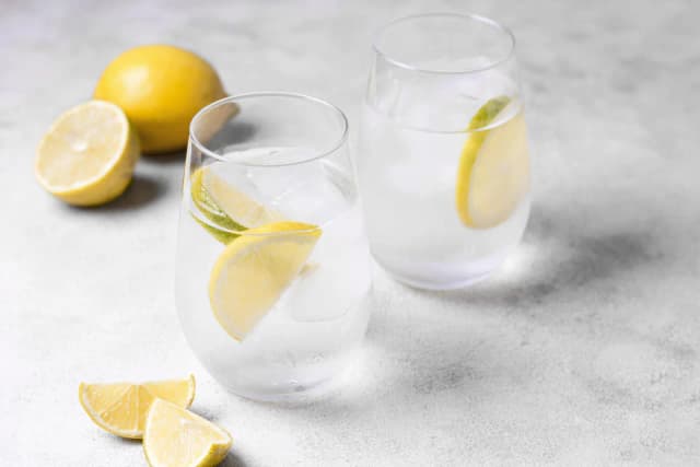 Ile kcal ma woda z cytryną? Zaskakujące fakty o kaloryczności i zdrowiu Ile kcal ma woda z cytryną? Zaskakujące fakty o kaloryczności i zdrowiu