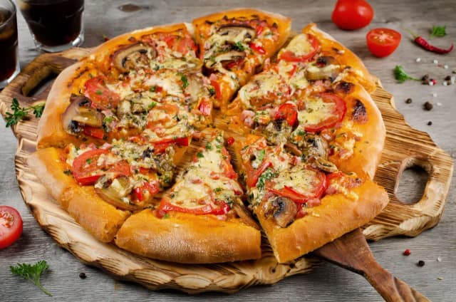Ile kalorii ma pizza kebab? Sprawdź, co wpływa na jej kaloryczność! Ile kalorii ma pizza kebab? Sprawdź, co wpływa na jej kaloryczność!