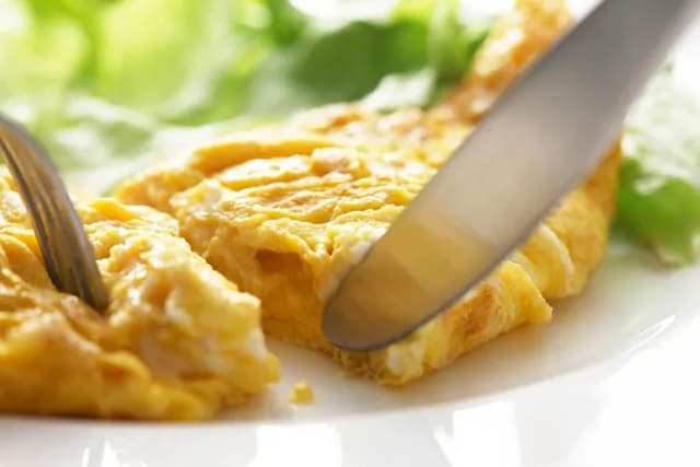 Ile kcal ma omlet z 2 jajek? Sprawdź, jak dodatki wpływają na kalorie! Ile kcal ma omlet z 2 jajek? Sprawdź, jak dodatki wpływają na kalorie!