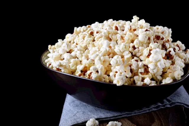 Ile kcal ma popcorn? Zaskakujące różnice w kaloryczności różnych rodzajów Ile kcal ma popcorn? Zaskakujące różnice w kaloryczności różnych rodzajów