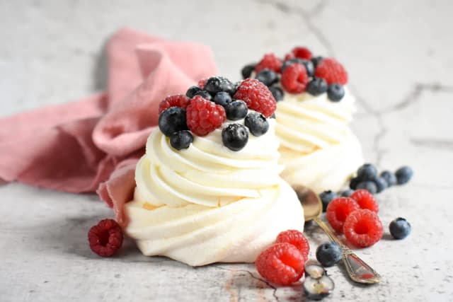 Ile kalorii ma beza Pavlova? Zaskakujące wartości i porady kulinarne Ile kalorii ma beza Pavlova? Zaskakujące wartości i porady kulinarne