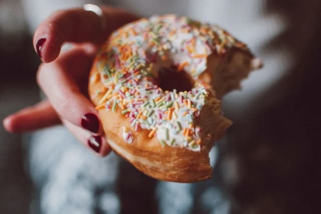 Ile kalorii ma donut z Biedronki? Zaskakujące wartości dla smakoszy! Ile kalorii ma donut z Biedronki? Zaskakujące wartości dla smakoszy!
