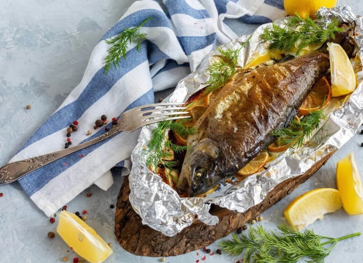 Jak zrobić pstrąga w piekarniku w folii, by zachwycić smakiem i prostotą Jak zrobić pstrąga w piekarniku w folii, by zachwycić smakiem i prostotą