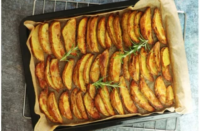 Ile piecze się ziemniaki w piekarniku? Czas i temperatura dla każdego rodzaju Ile piecze się ziemniaki w piekarniku? Czas i temperatura dla każdego rodzaju