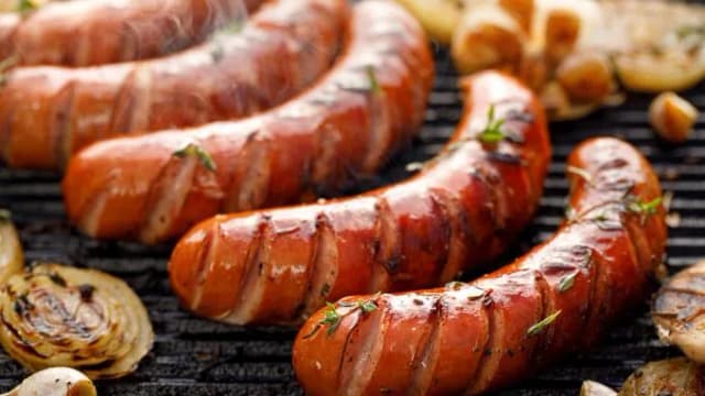 Ile kcal ma kiełbasa z grilla? Zaskakujące fakty i kaloryczność różnych rodzajów Ile kcal ma kiełbasa z grilla? Zaskakujące fakty i kaloryczność różnych rodzajów