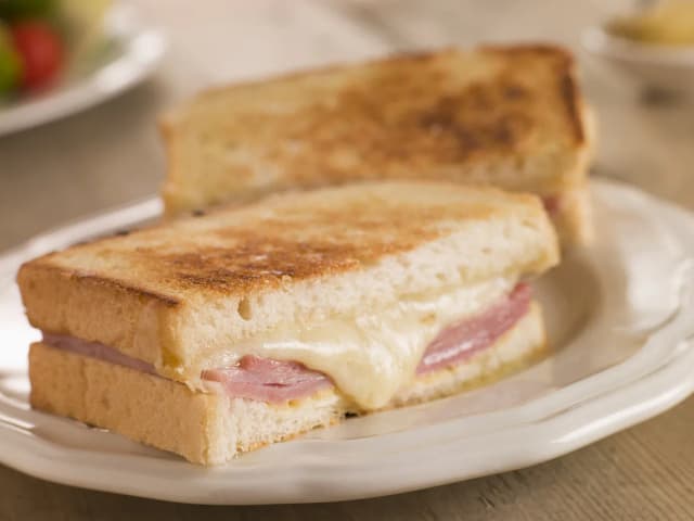 Ile kcal ma tost z serem i szynką? Kaloryczność i wartości odżywcze. Ile kcal ma tost z serem i szynką? Kaloryczność i wartości odżywcze.