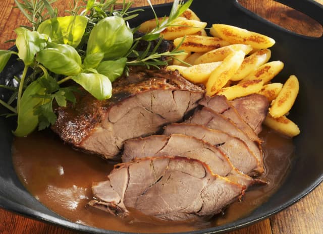 Jak upiec szynkę z dzika w piekarniku, by była soczysta i aromatyczna Jak upiec szynkę z dzika w piekarniku, by była soczysta i aromatyczna